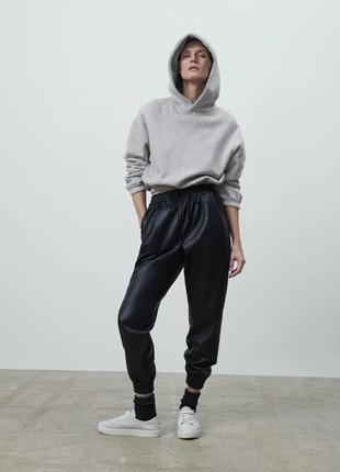 Брюки джоггеры из искусственной кожи