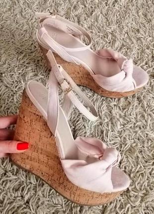 Жіночі босоніжки на платформі