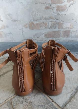 Босоніжки -гладіатори.