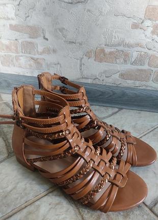 Босоніжки -гладіатори.