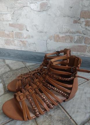 Босоніжки -гладіатори.