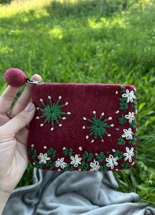 Гаманець ручної роботи з валяної вовни і вишивкою валяний шерстяний вишитий квіти handmade валяння міні сумочка