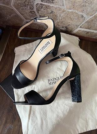 Нереальної краси босоніжки badgley mischka