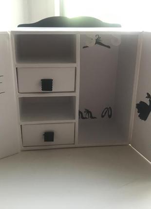 Маленький шкаф для украшений от guerlain