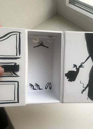 Маленький шкаф для украшений от guerlain