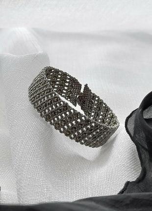 Изысканный браслет с драгоценными камнями микро-макраме.