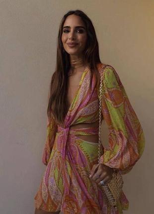 Платье с разрезом