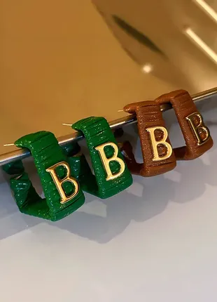(1383) жіночі сережки з літерою b. шкіряні сережки-краплі. вінтажні висячі сережки з візерунком