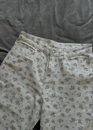 Джинси мом прямі білі штани в квітковий принт h&m