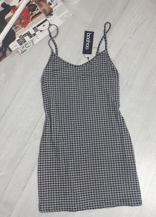 Платье в клетку boohoo/платье на бретелях/ черно-белое платье