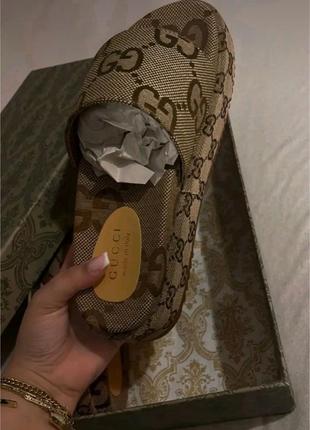 Шикарные брендированные шлепанцы на танкетке
