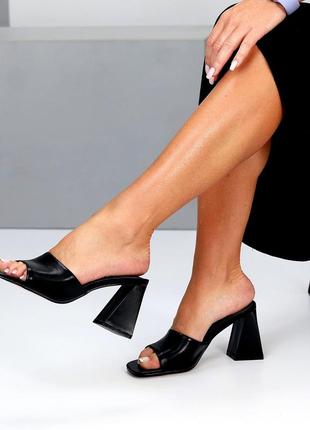 Элегантные черные сабо на высоком устойчивом каблуке лаконичный дизайн