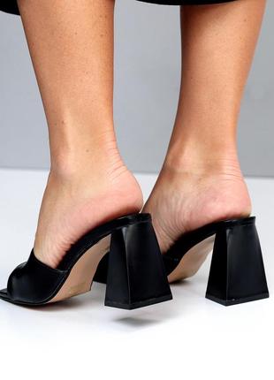 Элегантные черные сабо на высоком устойчивом каблуке лаконичный дизайн