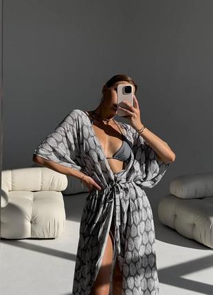 Довгий жіночий пляжний халат-туніка, довжина міді, з ремінцем, сірий з принтом