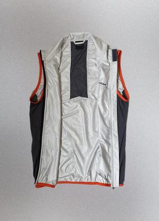 Водоотталкивающая лёгкая жилетка peak performance meadow wind vest6 фото