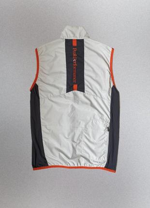 Водоотталкивающая лёгкая жилетка peak performance meadow wind vest7 фото