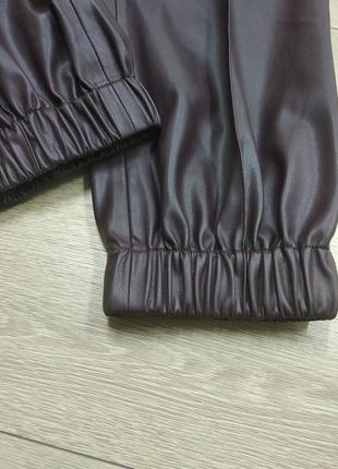 Boss hugo boss кожаные базовые повседневные спортивные широкие брюки джоггеры карго слоучи баллоны из эко кожи бордового цвета l xl9 фото