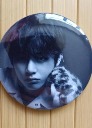 Значок на шпильці 5,6 см v kim tae-hynug кім тахен bts