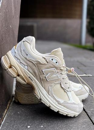 Женские кроссовки new balance 2002r beige