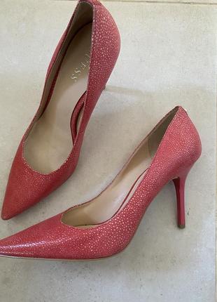 Кожаные коралловые туфли-лодочки guess 39🌺
