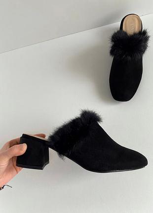 Мюлі жіночі чорні. закриті шльопки. мюлі з пірʼям
