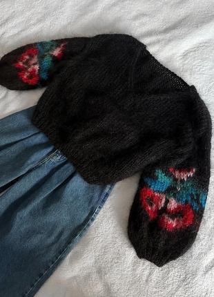 Мохеровий светр з квітами на рукавах3 фото