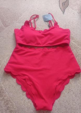 Эффектный красный купальник