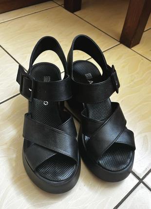 Босоніжки шкіряні жіночі