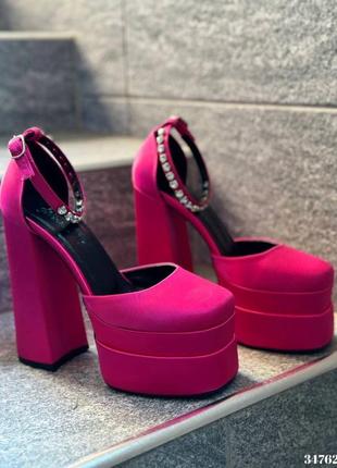 ▪️розкішні атласні босоніжки з ремінцем високий каблук в стилі versace bratz малинові фуксія