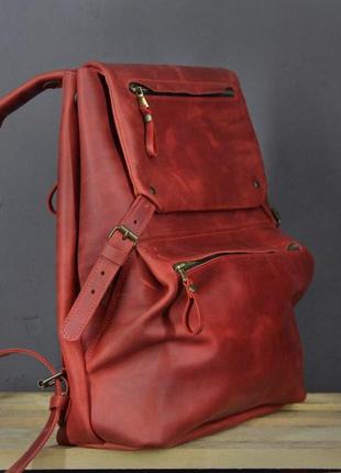 Рюкзак для путешествий красного цвета. большой кожаный рюкзак. красный рюкзак