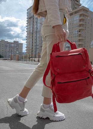 Рюкзак для путешествий красного цвета. большой кожаный рюкзак. красный рюкзак