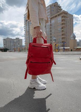 Рюкзак для путешествий красного цвета. большой кожаный рюкзак. красный рюкзак