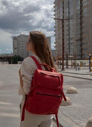 Рюкзак для путешествий красного цвета. большой кожаный рюкзак. красный рюкзак