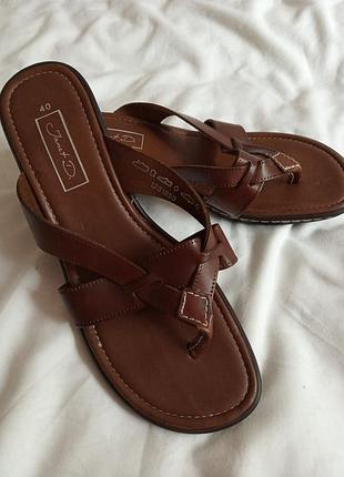 Классные шлепанцы босоножки janet d