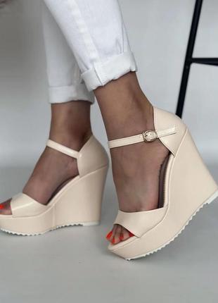 Женские бежевые босоножки на платформе и танкетке