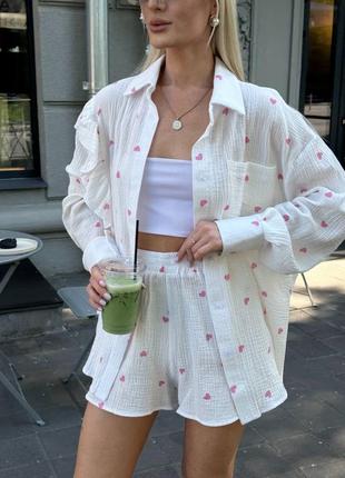 Костюм женский с шортами в сердечки