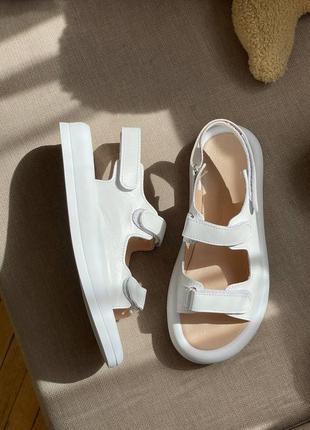 Білі босоніжки на 3 липучки з натуральної шкіри на білій підошві4 фото