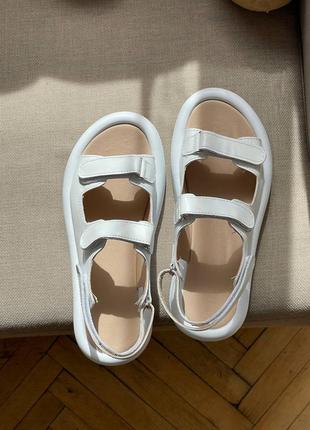 Білі босоніжки на 3 липучки з натуральної шкіри на білій підошві7 фото