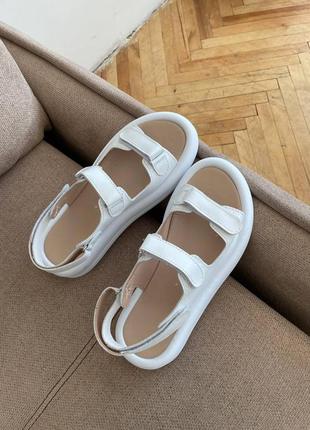 Білі босоніжки на 3 липучки з натуральної шкіри на білій підошві5 фото