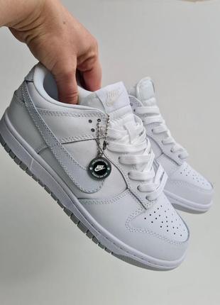 Жіночі кросівки dunk low triple platinum