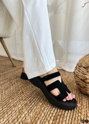 Черные женские трендовые шлепанцы шлепки под бренд из натуральной замши замшевые...