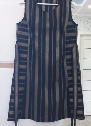 Сукня в полоску.