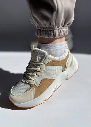 Повсякденні жіночі кросівки10 фото