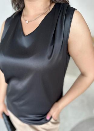 Шовкова блуза з v-подібним вирізом та без рукавів