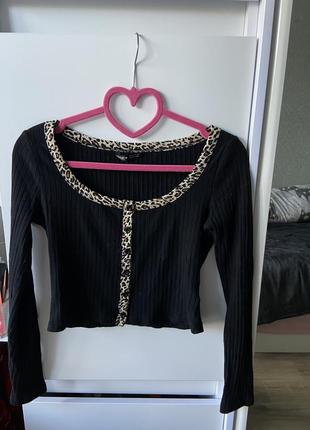 Чорний лонгслів с леопардовим принтом у рубчик shein