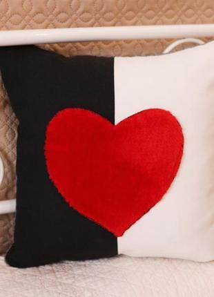 Подушка декоративна серце з червоного хутра до дня закоханих романтичний подарунок