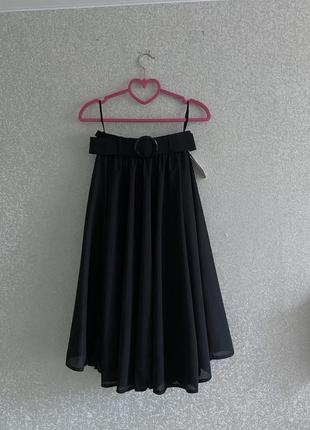 Чорна вишукана спідниця міді с ременем