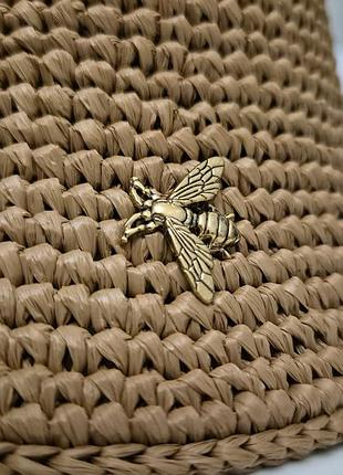 Плетена панама з брошкою