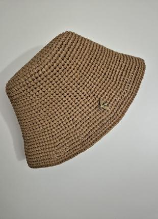 Плетена панама з брошкою