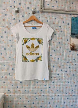 Футболка adidas.